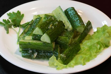 Огурчики слабосоленые с чесноком