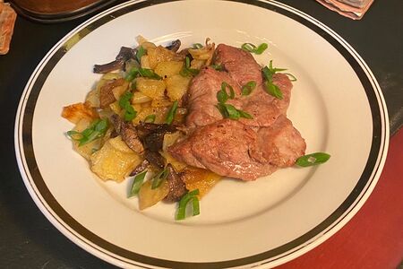 Свиная отбивная с жареной картошкой