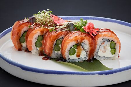 Ролл №28 с мурманским лососем, индийской креветкой, спаржей, сливочным сыром и соусом терияки