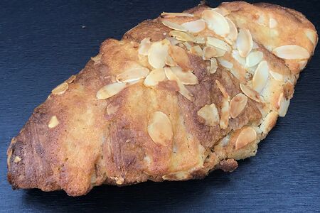 Круассан с миндальным кремом