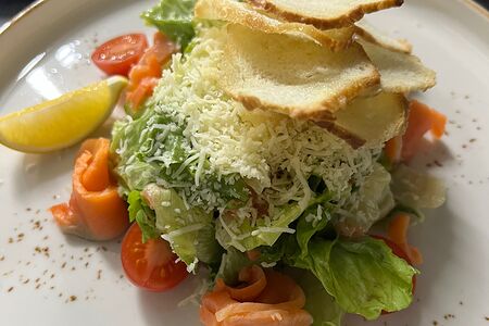 Цезарь с филе лосося