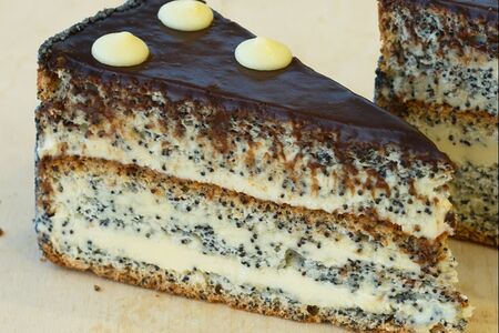 Маковое бисквитное пирожное