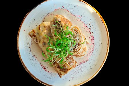 Блины с фаршем из мраморной говядины с рисом и сливочным соусом из белых грибов