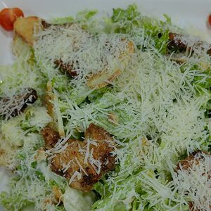 Салат Цезарь с курицей