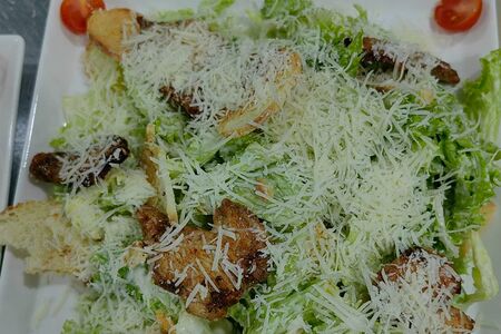 Салат Цезарь с курицей