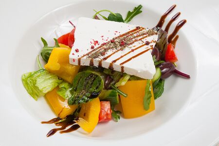 Салат с сыром и оливками халкидики