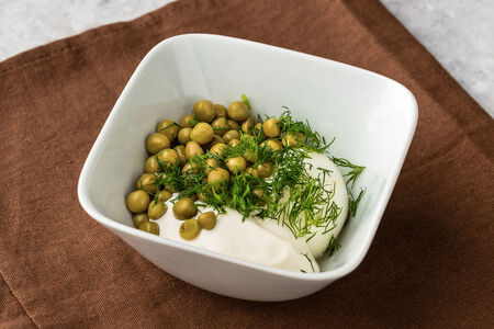 Яйцо с зеленым горошком