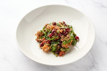 Салат с киноа, тыквой, клюквой и томатами