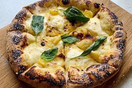 Пицца с лимонным сладким соусом