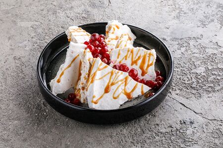 Анна Павлова с клюквой и белыми грибами