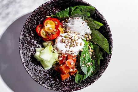 Боул с киноа и тунцом в соусе кимчи