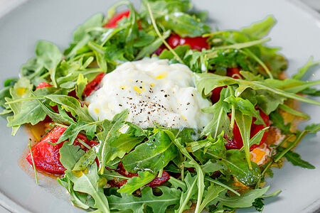 Салат со Страчателлой, рукколой и помидорами