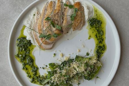 Куриное филе с брокколи и муссом из пармезана