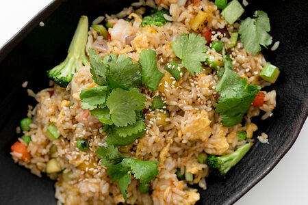 Китайский рис с креветками и овощами