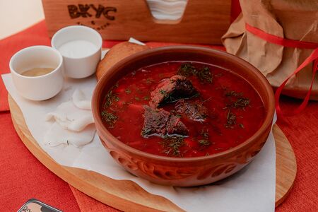 Борщ с томленными говяжьими щечками