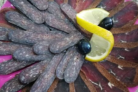 Ассорти нарезок из бастурмы и суджуха