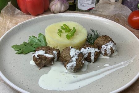 Meatballs (говядина, лук, сливки) с картофельным пюре под соусом блю чиз