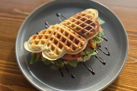 Вафля с лососем и авокадо