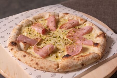 Пицца с ветчиной, мортаделлой и фисташками