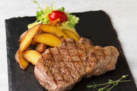 Стейк из cвинoй шеи