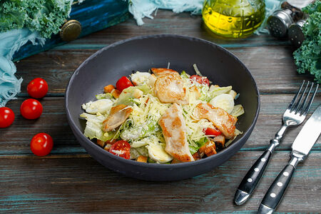 Салат Цезарь с курицей