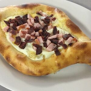 Аджарский хачапури с беконом и бастурмой