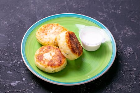 Картофельные сырники со сметаной