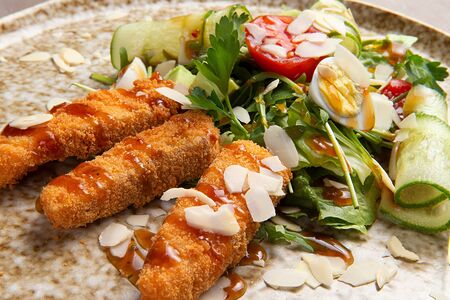 Салат с хрустящей красной рыбой и авокадо