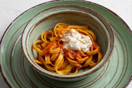 Тальятелле с томатами и страчателлой