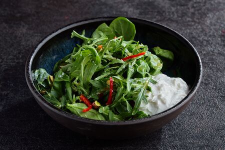 Зелёный салат со страчателлой