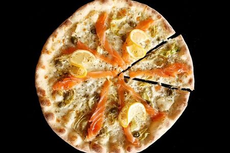 Пицца с лососем