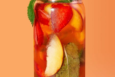 Холодный зеленый чай Персик-клубника