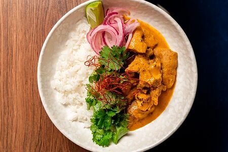Тайский карри из курицы с цветочным рисом