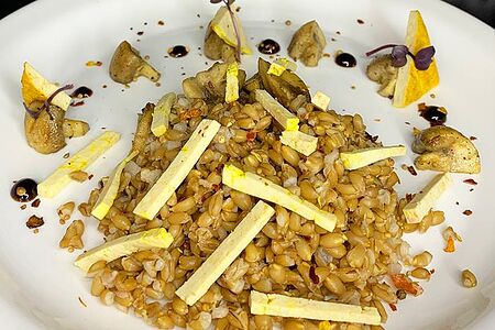 Полба с тертым веган сыром и грибами