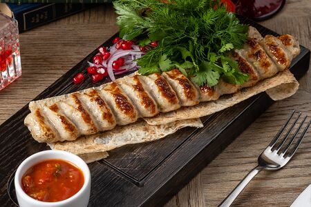 Люля-кебаб из курицы с соусом сальса