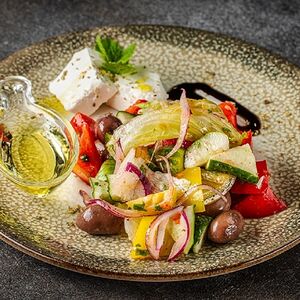 Салат из свежих овощей с брынзой и трюфельным маслом