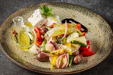 Салат из свежих овощей с брынзой и трюфельным маслом