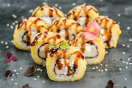 Жареный мини-бикини с курицей и огурцом, сыром