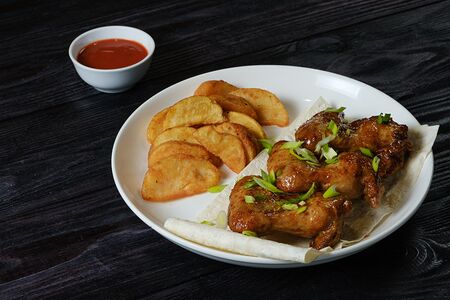Куриные крылья и картофель по-деревенски