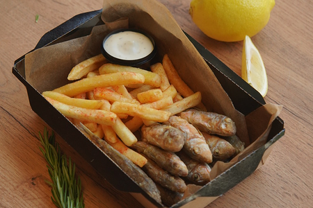 Барабулька с картофелем фри и соусом тартар