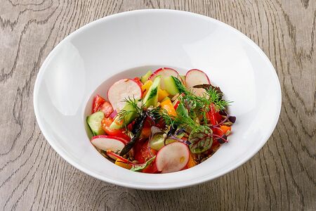 Салат из свежих овощей с оливковим маслом