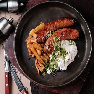 Колбаска из свинины и говядины с жареным картофелем