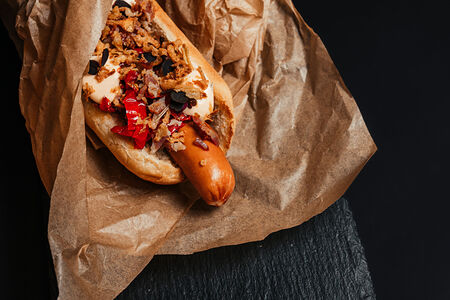 Хот-дог с дегидрированными овощами, куриной колбаской и сырным муссом