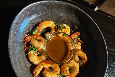 Тигровые креветки, жареные в пряном соусе