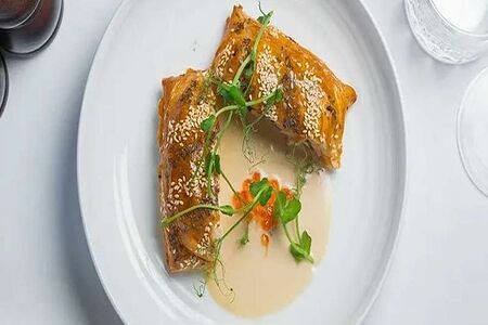 Стейк лосося, запеченный со шпинатом в тесте