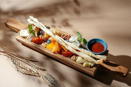 Сыры с яблочным джемом и лесными ягодами