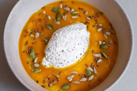 Рисовая каша с пюре манго, кокосовым муссом и семенами чиа