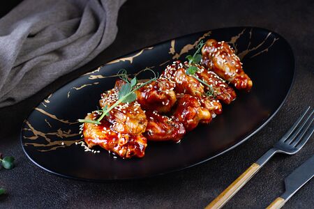 Куриные крылышки на гриле с соусом BBQ