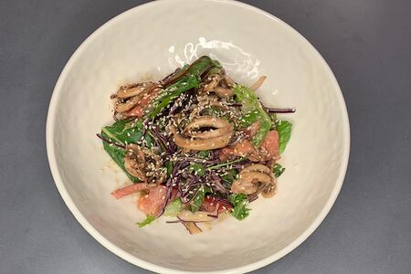 Салат с щупальцами кальмара