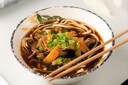 Пшеничная лапша в соусе менцую со свининой и овощами